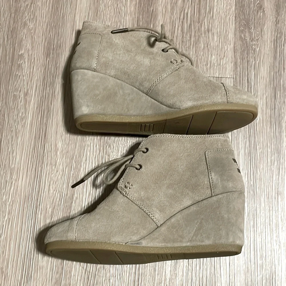 Tom’s Women’s Wedge Ankle Booties Size 6.5 Desert Sands Tan Suede Lace Up